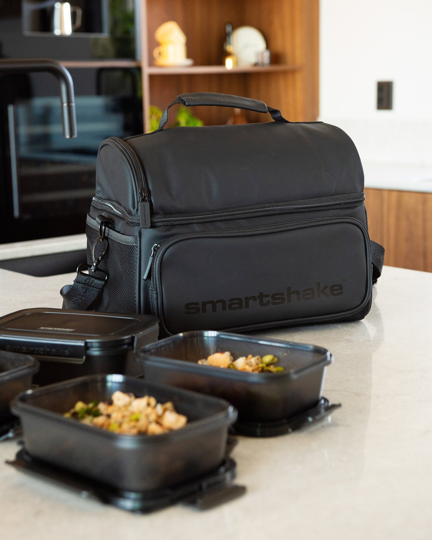 meal-prep-bag-black-with-4-food-containers-and-2-ice-packs-z0 Smartshake_Meal_Prep_Bag_Black_liefstyle.jpg