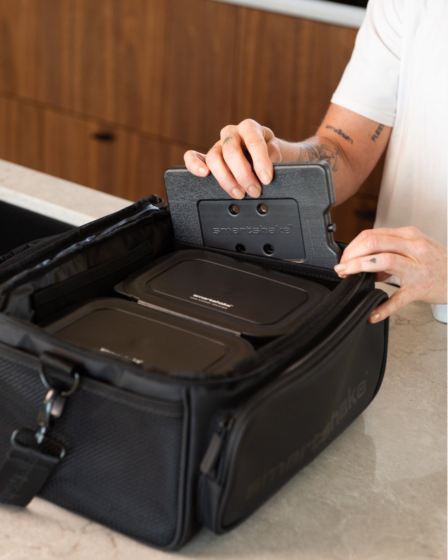 meal-prep-bag-black-with-4-food-containers-and-2-ice-packs-z0 Smartshake_Meal_Prep_Bag_Black_liefstyle_2.jpg